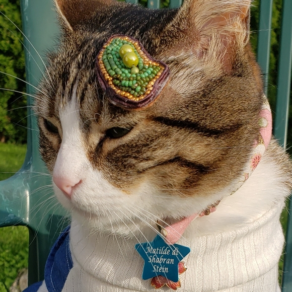 Hand-Embroidered, Handmade Pea Pod Wisp Clips - Picture 7 of 8